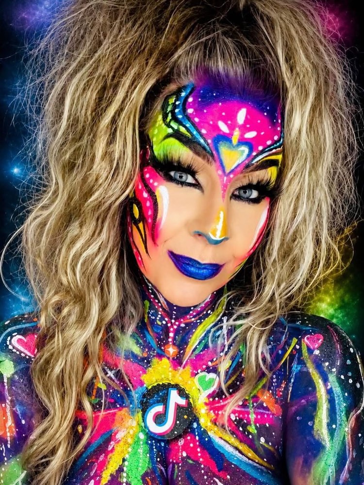TikTok neon look